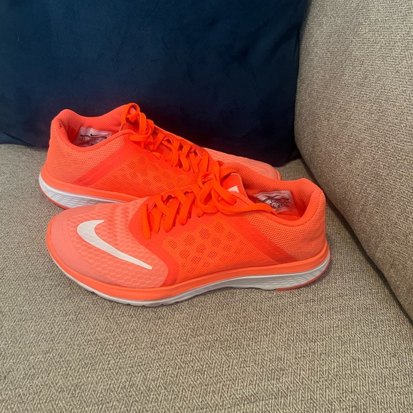 Nike FS Lite Run 3 Shoe - Neon Orange/White - 6.5 - Picture 4 of 8